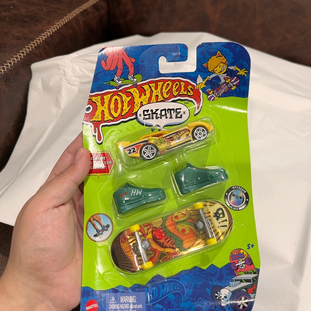🤩Mattel Hot Wheels Skateboard and Car Set - Red and Green